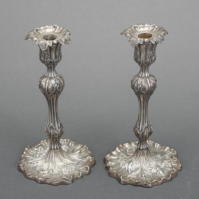 LJUSSTAKAR, ett par, silver, nyrokoko. Gustaf Möllenborg-Féron, Stockholm, 1855. Vikt ca 577 gram.