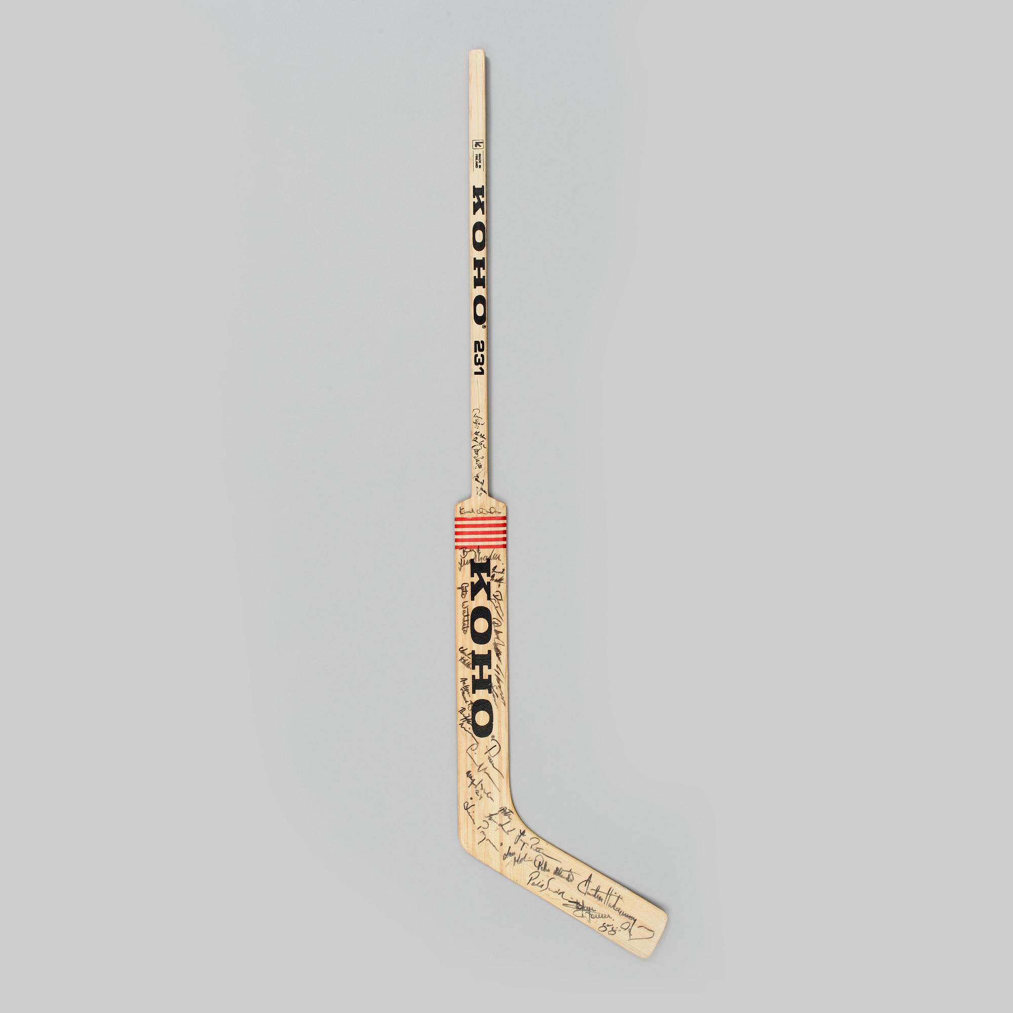 PELLE LINDBERGS MÅLVAKTSKLUBBA, med autografer från svenska landslaget Tre Kronor. Bland annat Pelle Lindbergh.