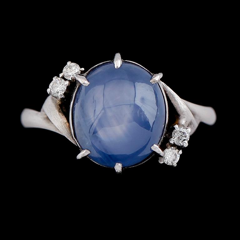 RING, platina, ljusblå stjärnsafir ca 7.00 ct, 4 diamanter tot ca 0.10 ct.