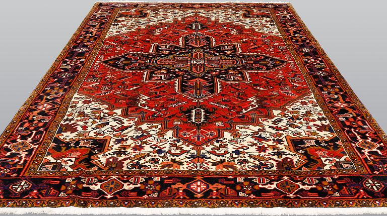 A Heriz / Gorovan carpet, ca 327 x 218 cm.