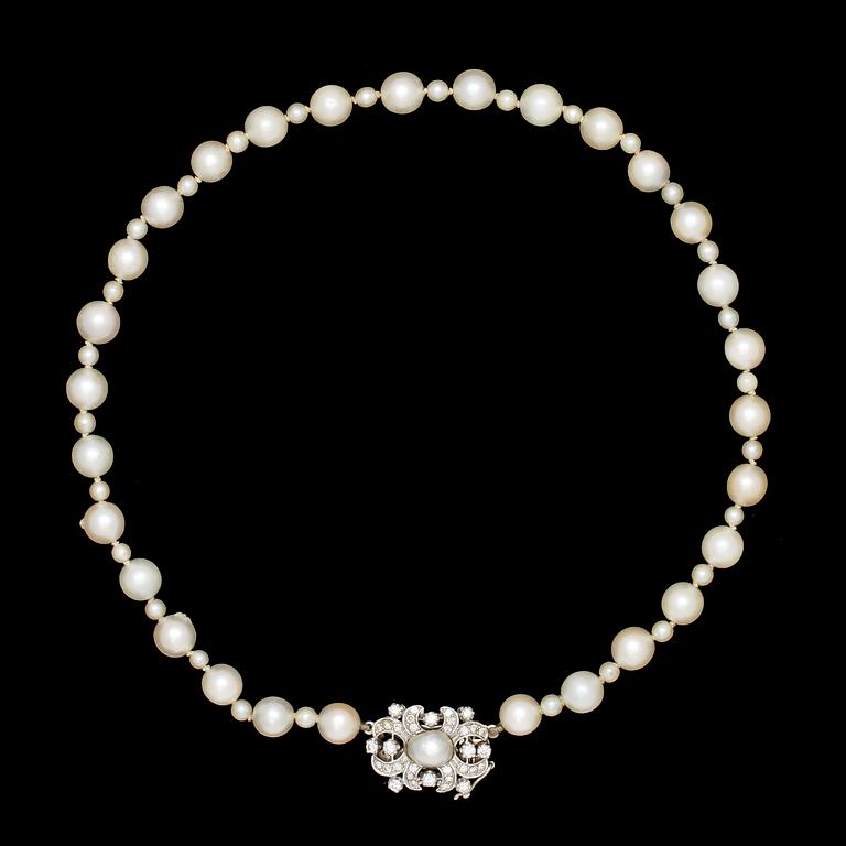NECKLACE, natural pearls, 6, 7 mm and 3,4 mm.