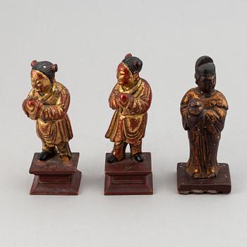 A sen of three wooden figures, late Qing dynasty, 19th Century.