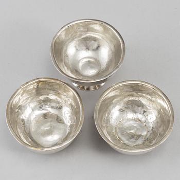 TUMLARE, 2 st samt SUPKOPP, silver, Sverige, 1700-tal.