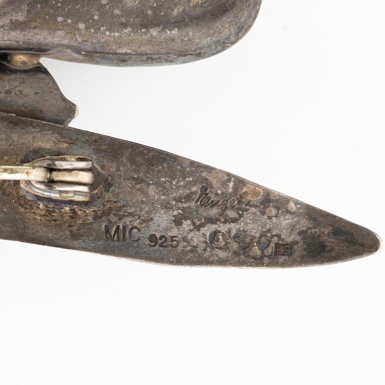 Två broscher, sterlingsilver med stenar, Michelsen, Stockholm 1952 och Per Sköld, Stockholm 1952.