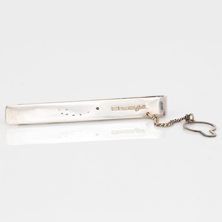 SLIPSNÅL, sterling silver med cabochonslipad kvarts, Rolf Karlsson, Stockholm, 2003. Total vikt ca 16,24 g.