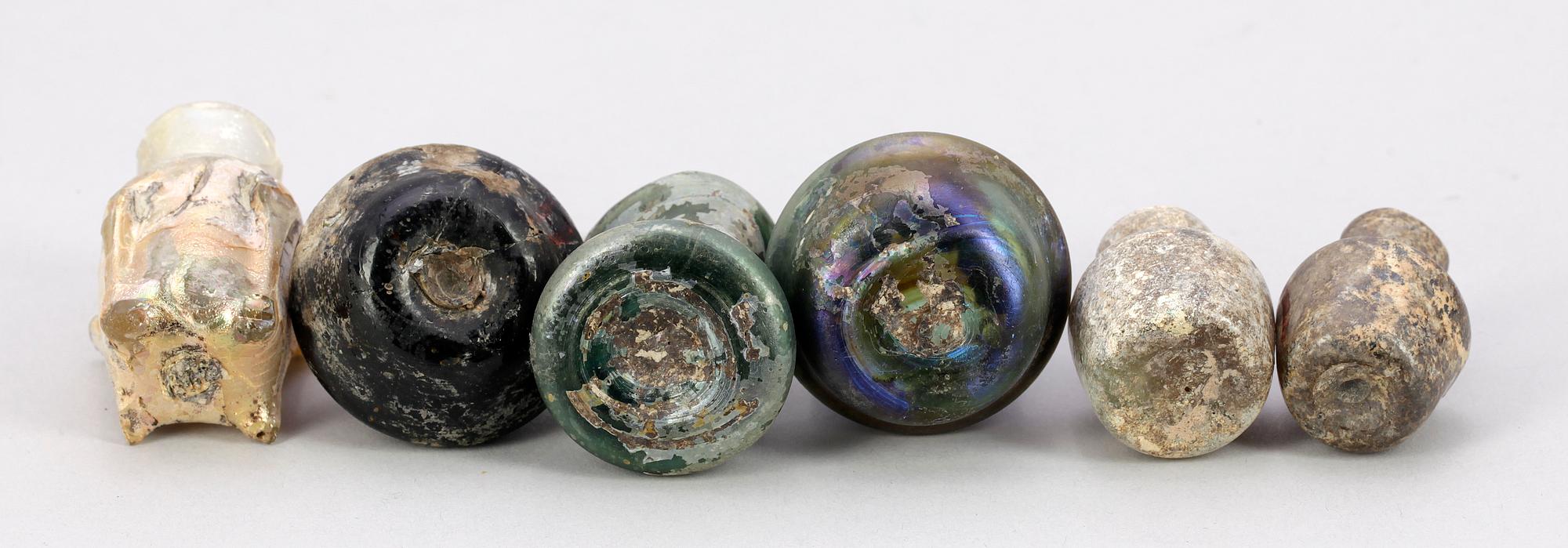 FLASKOR SAMT KÄRL, 6 st, glas, Medelhavsområdet, bla troligen 500-800-talet e Kr.