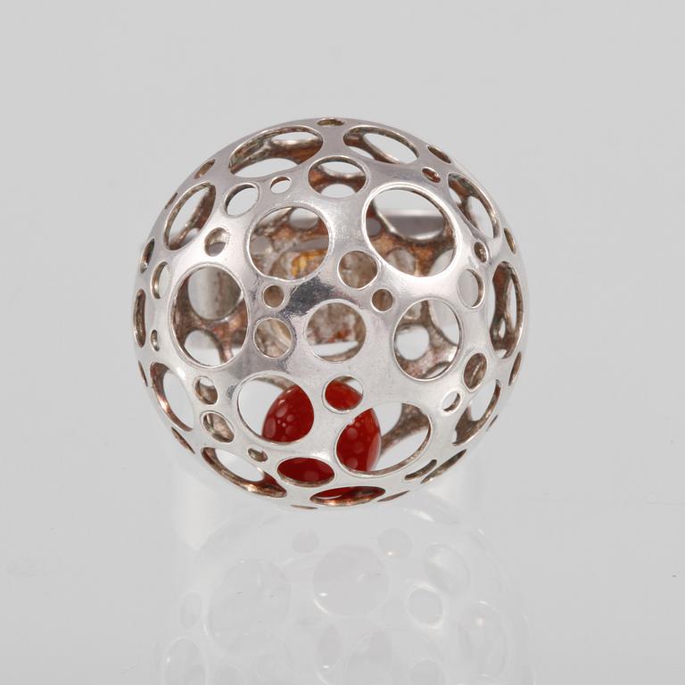 RING, sterlingsilver, Liisa Vitali, N.Westerback, Helsingfors, 1973. Vikt 4,4 gram.