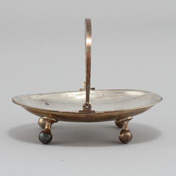 HÄNKELFAT, silver, Ryssland, omkring 1900. Vikt 275 g.