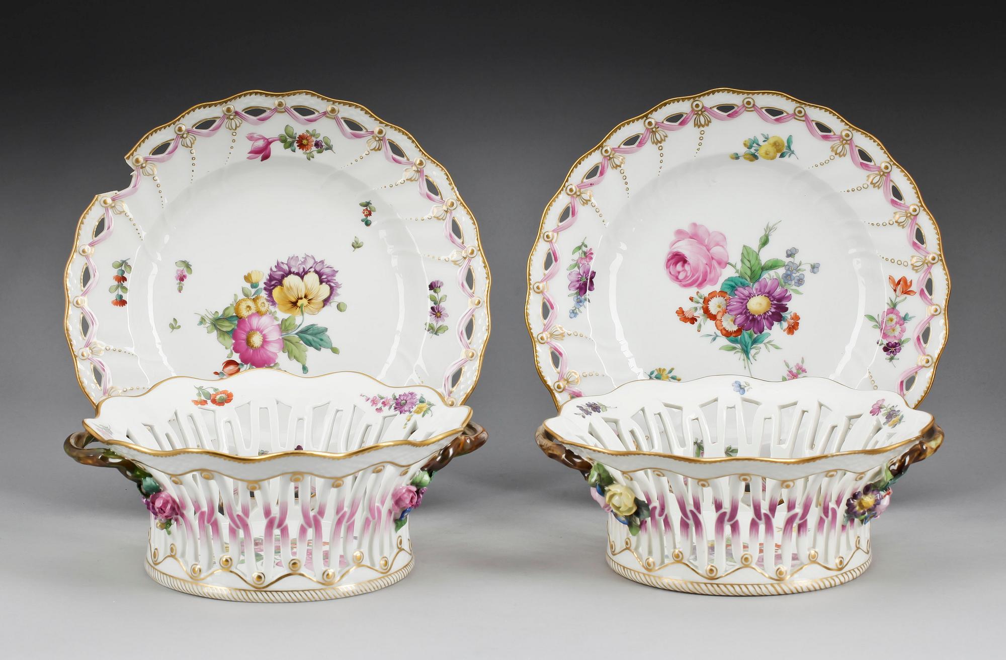 GALLERKORGAR med FAT, ett par, porslin. Royal Copenhagen, Danmark, 1900-tal.