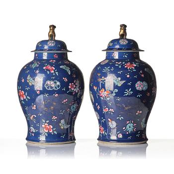 Urnor med lock, ett par, porslin. Qingdynastin, 1700/1800-tal.