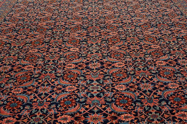 A carpet, semi-antique Feraghan probably, ca 459 x 286-292,5 cm.