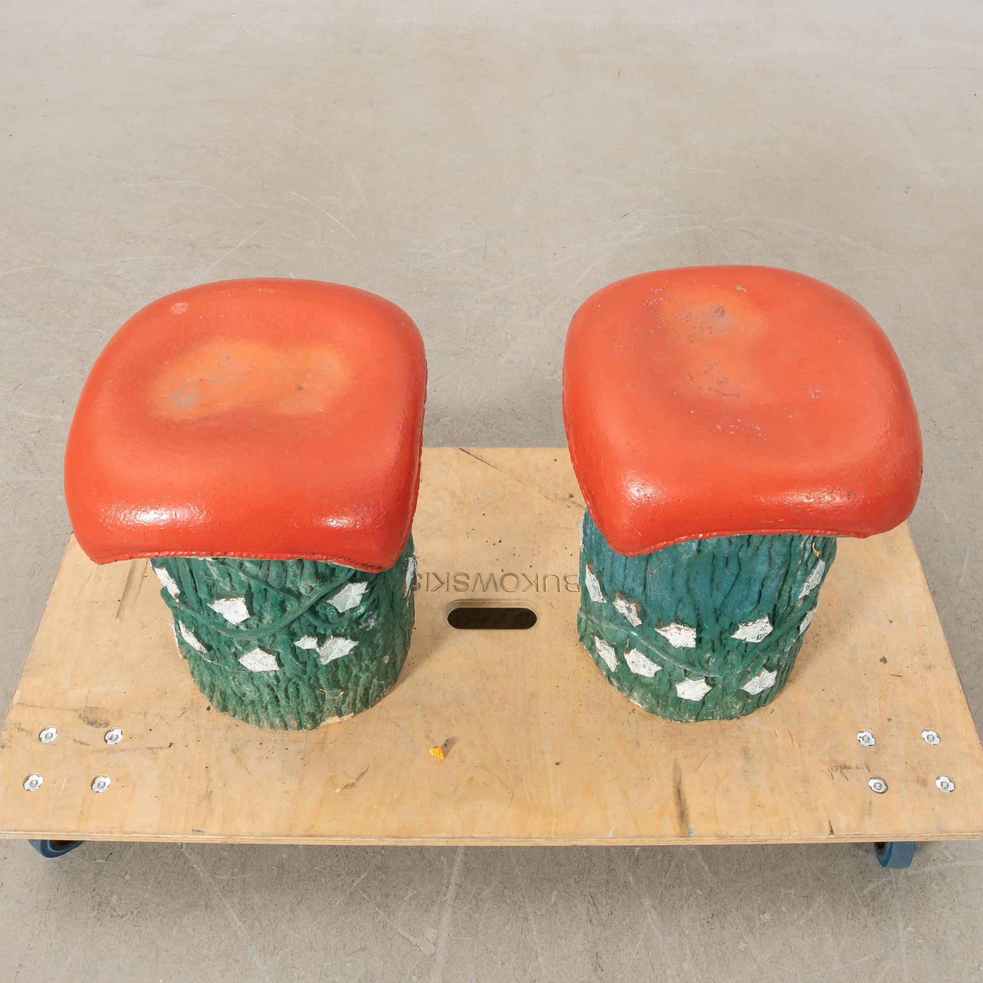 Trädgårdspallar ett par troligen Höganäs, tidigt 1900-tal.