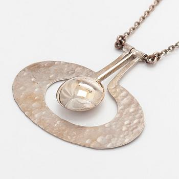 Tapio Wirkkala, riipus, "Päärynä", sterlinghopeaa, ja ketju. Kultakeskus, Hämeenlinna 1975.