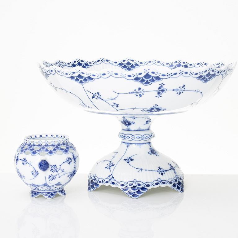 Royal Copenhagen, Skålfat på fot och vas, porslin, "Musselmalet halvblond" resp "Musselmalet helblond", modell 634 och 1043, 1889-1922.