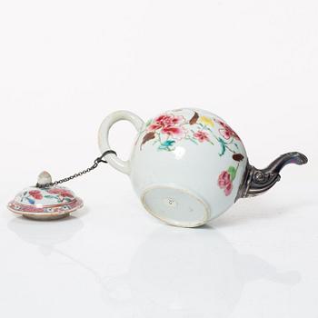 Tekanna med lock och kanna, porslin. Qingdynastin, Qianlong (1736-96).