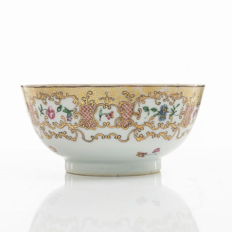 Bålskål, spilkum och bärtallrikar, ett par, porslin. Kina, Qingdynastin, 1700-tal.