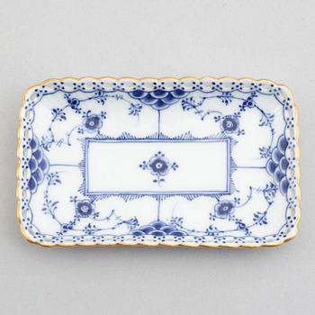 Fat, tre stycken, samt ett par vaser, porslin, "Musselmalet helblond", Royal Copenhagen, 1900-tal.