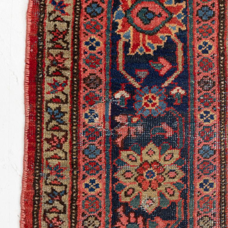 An antique/semi-antique Sarouk / Mahal carpet, c. 505 x 320 cm.