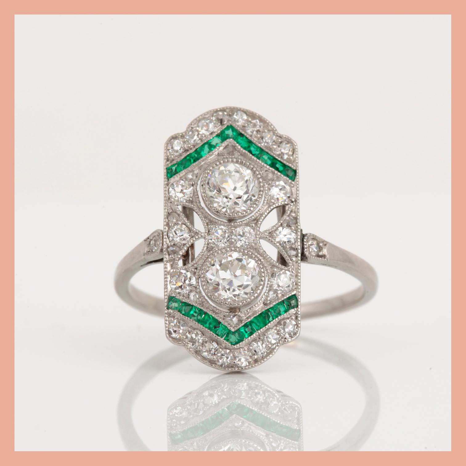 RING, Art Deco, troligen platina, med olika slipade diamanter, tot ca 0,81 ct och smaragder. Total vikt ca 3,95 g.