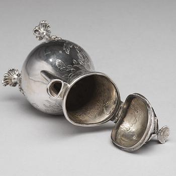 Johann Friedrich Mörck, dubbelslagen mästarstämpel, mjölkkanna, silver, (verksam i Mitau 1755-1790). Rokoko.