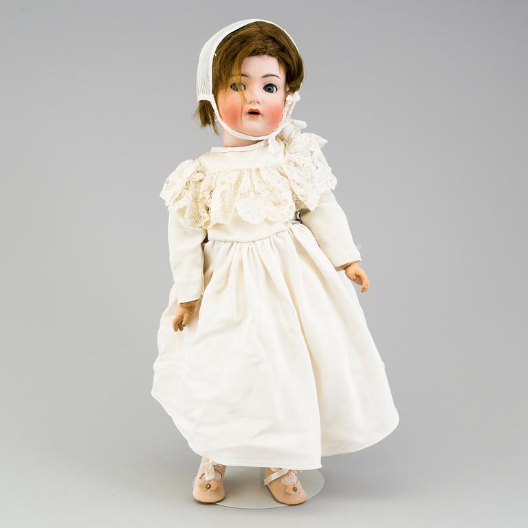 A KÄMMER & REINHARDT/SIMON & HALBIG porcelain doll ca 1916.