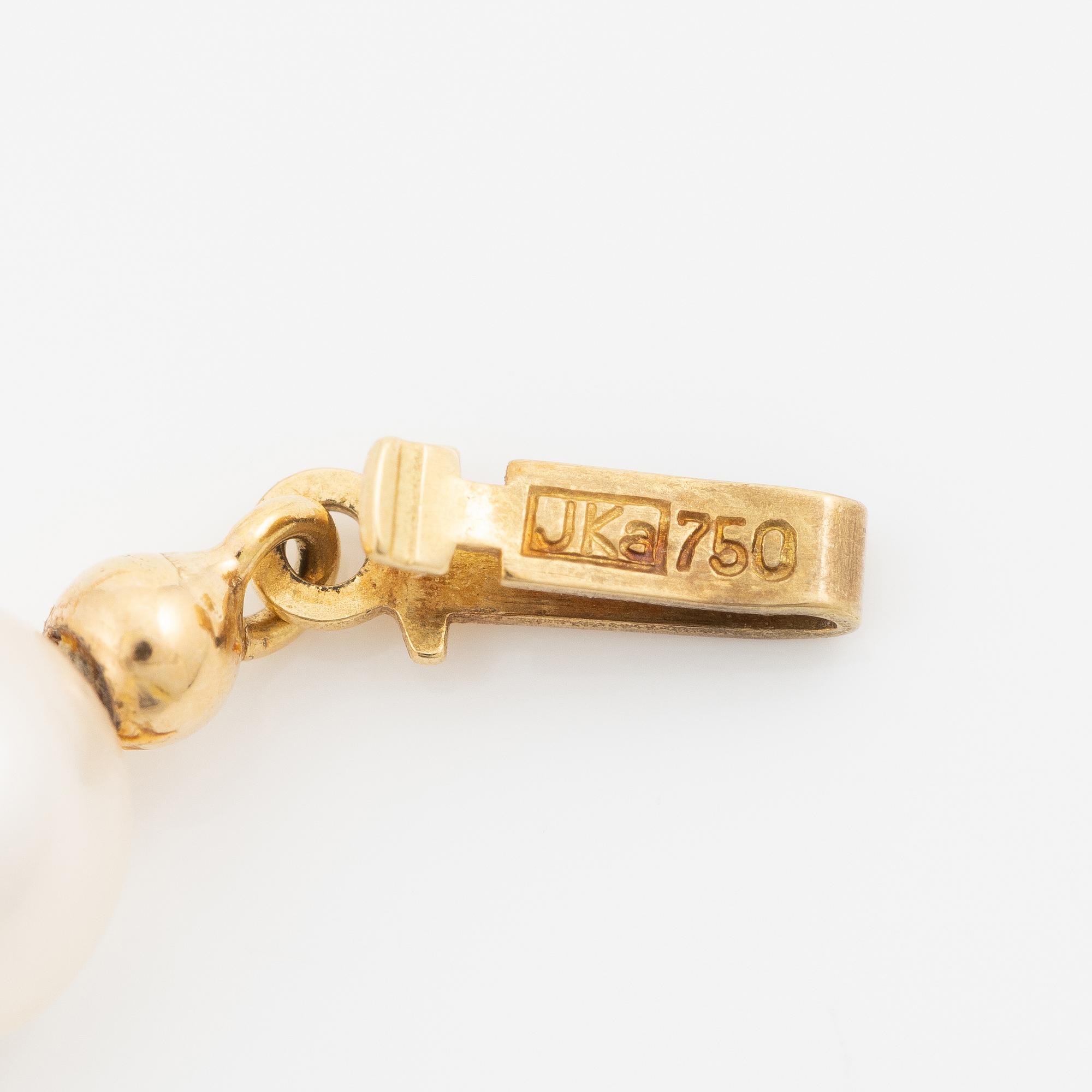 Pearl necklace, cultured pearls with a clasp in 18K gold and small diamonds.