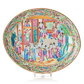 1258. A large Canton famille rose serving dish, Qing dynasty, 19th century.