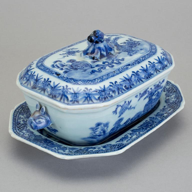 SMÖRTERRIN, porslin, Qingdynastin,  Qianlong (1736-95).