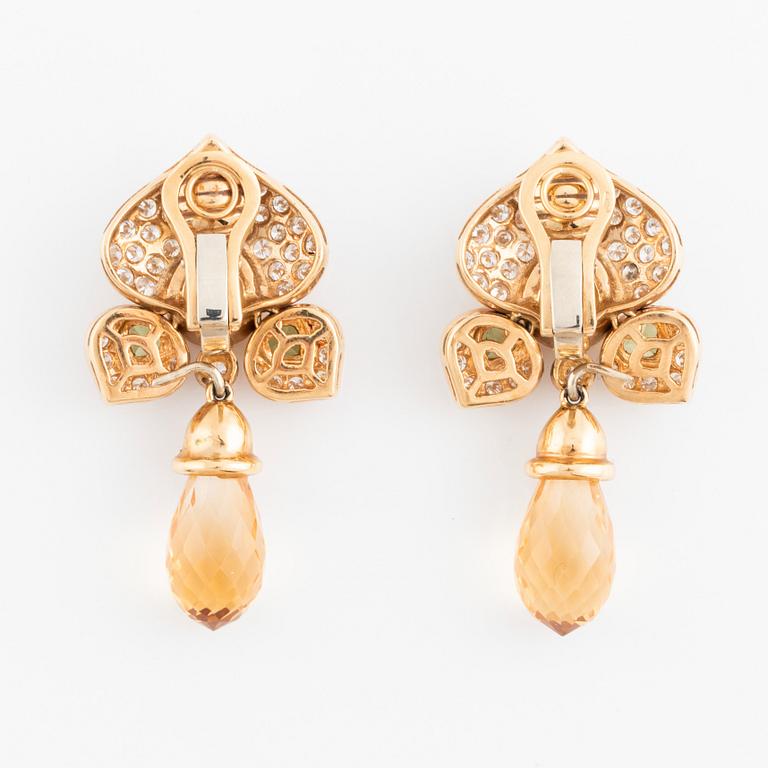 Ett par örhängen 18K guld med briolett- och fasettslipad citrin och peridot.