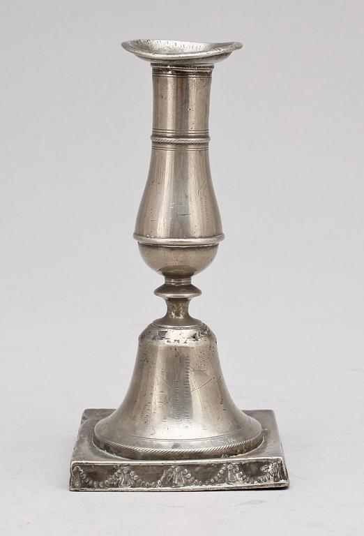 SKÄNKKANNA samt LJUSSTAKE, tenn, bla Fredrik Johan Werrenrath, Lund. 1800-tal.