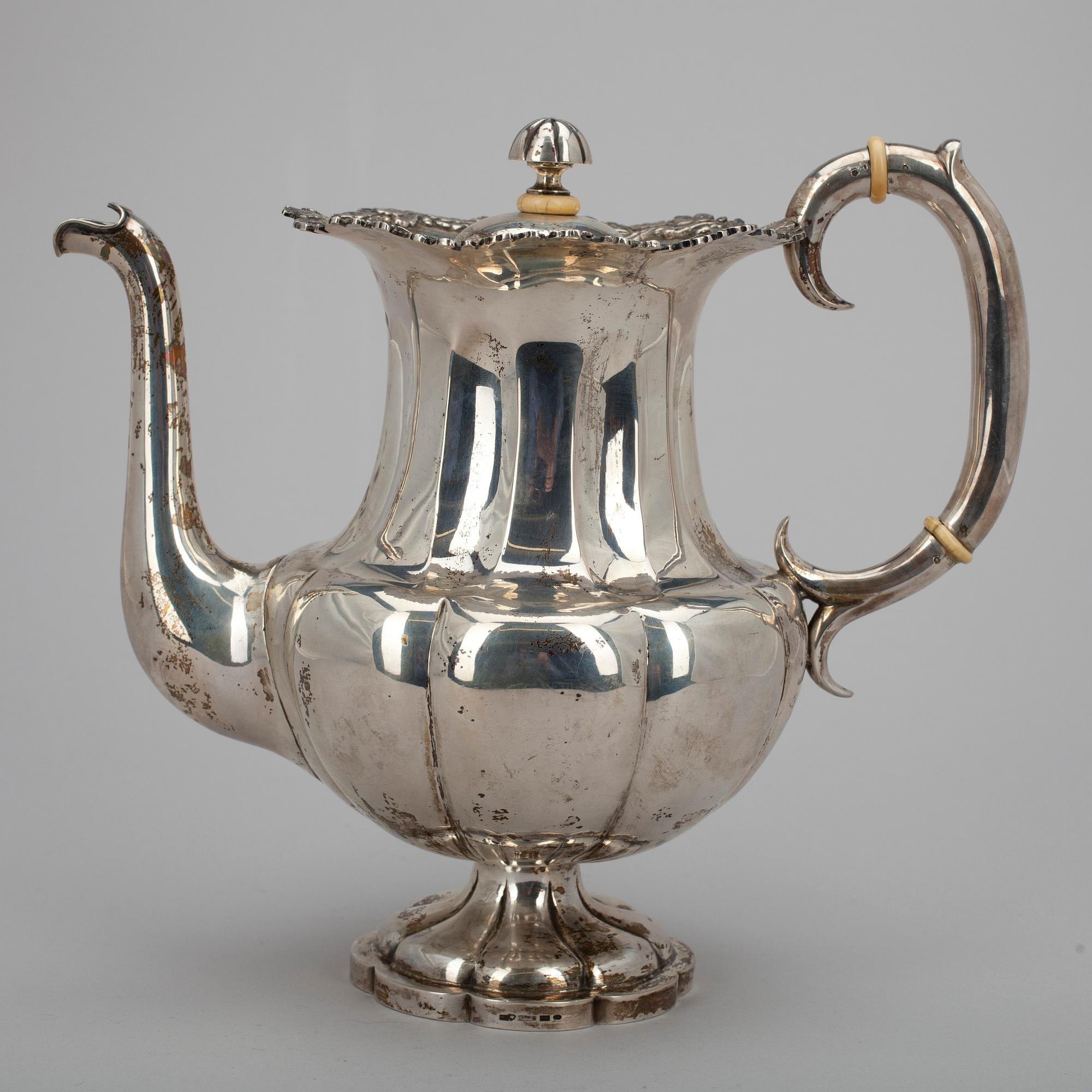 KAFFEKANNA, silver, Helsingfors 1919. Vikt ca 901 g.