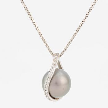 Pendant with 18K white gold chain featuring a cultured Tahitian pearl and round brilliant-cut diamonds.