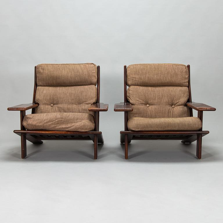 Esko Pajamies, A pair of 1970s 'Pele' armchair for Lepofinn, Finland.