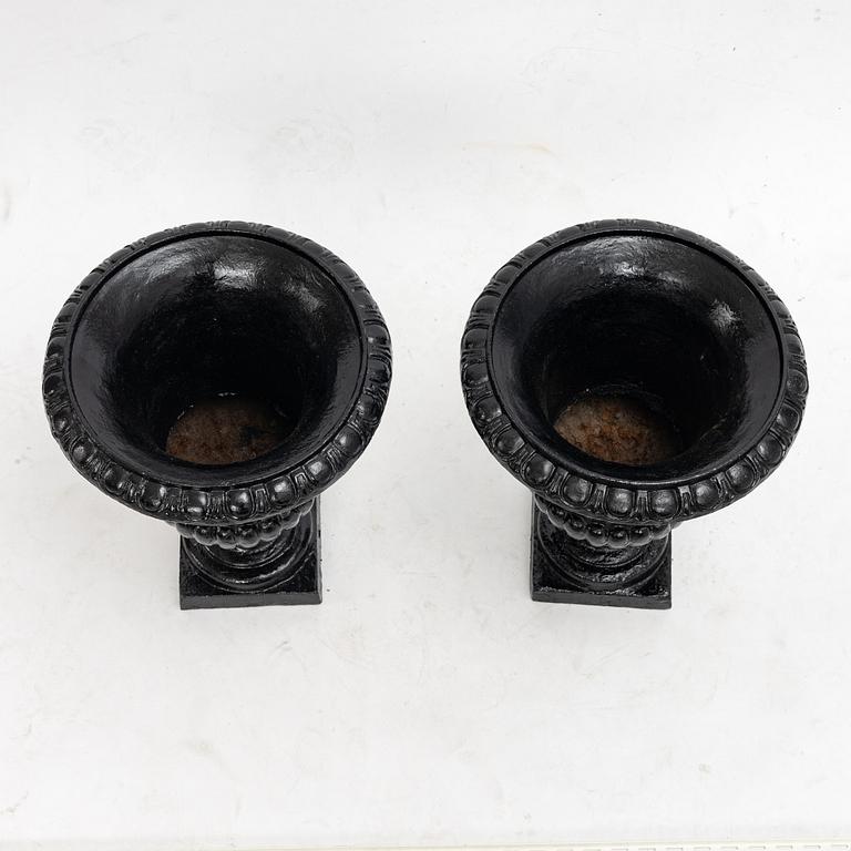 Trädgårdsurnor, ett par, gjutjärn, 1900-tal .