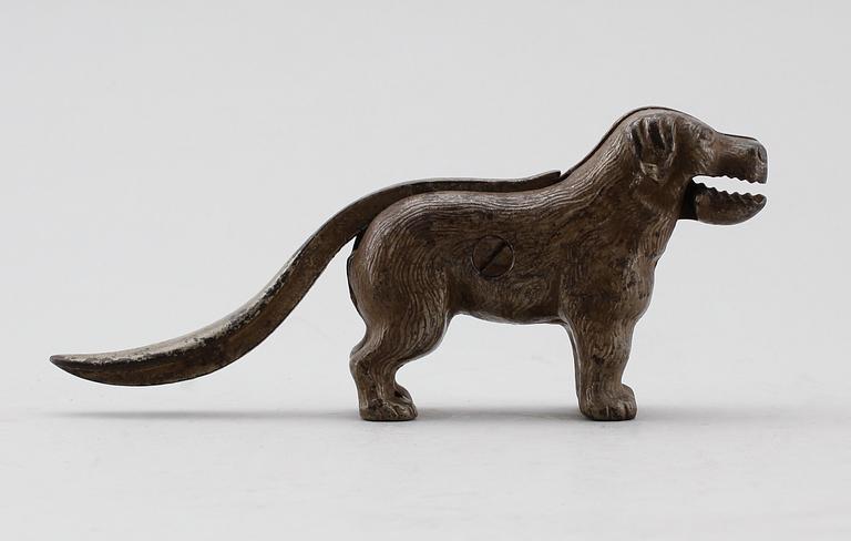 NÖTKNÄPPARE, målad metall, 1800-tal.