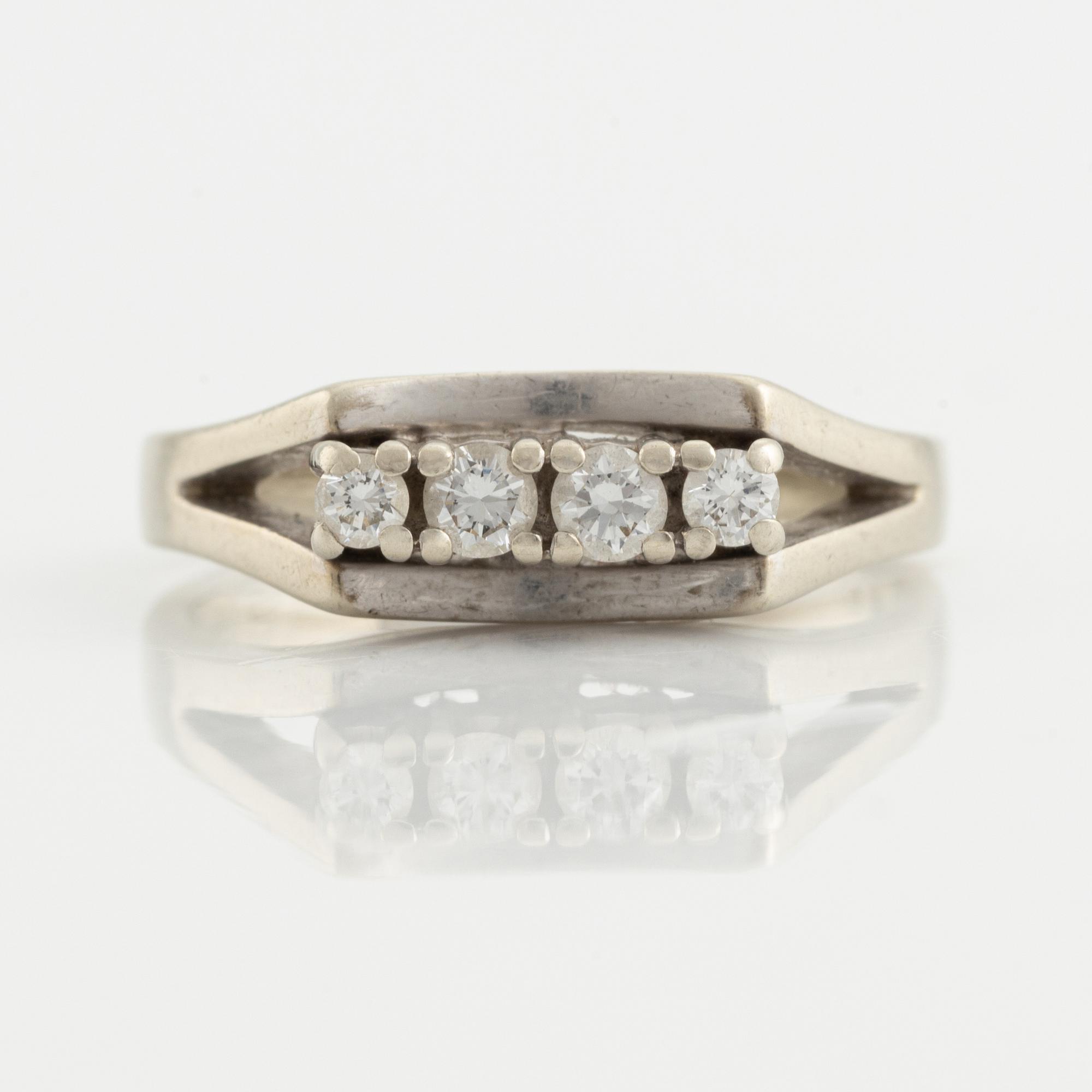 Ring, 18K white gold and four brilliant-cut diamonds.