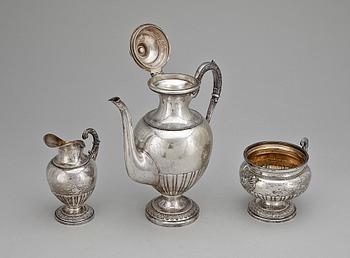 KAFFESERVIS, 3 delar, silver, nyrokoko, C.G. Hallberg, Stockholm 1889. Tot vikt ca 1220 g.