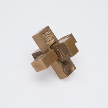 LAILA PULLINEN, medalj / skulptur, brons, signerad LP och numrerad 2651. 1970-talets slut.