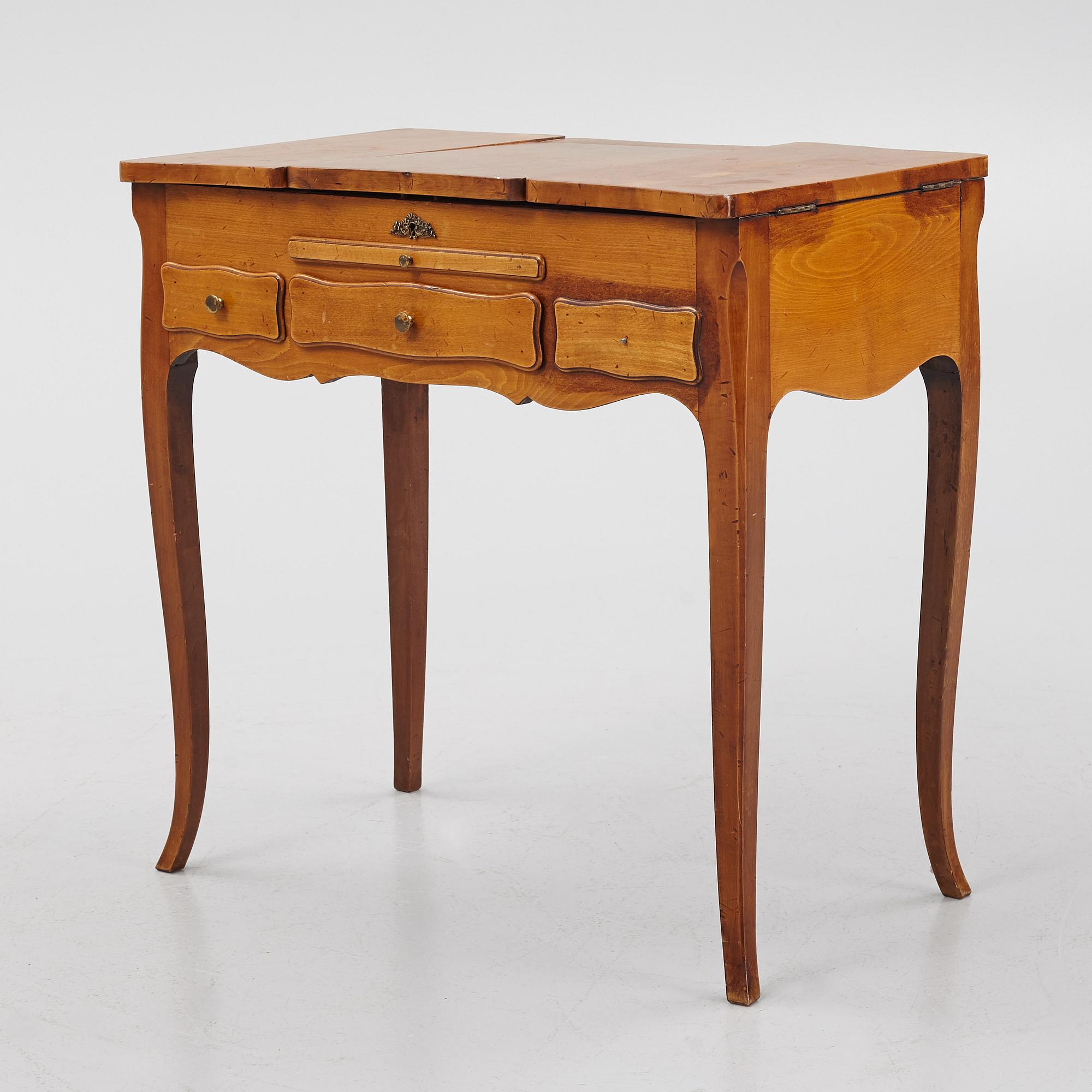 A 20th century Louis XV-style pouderuse.