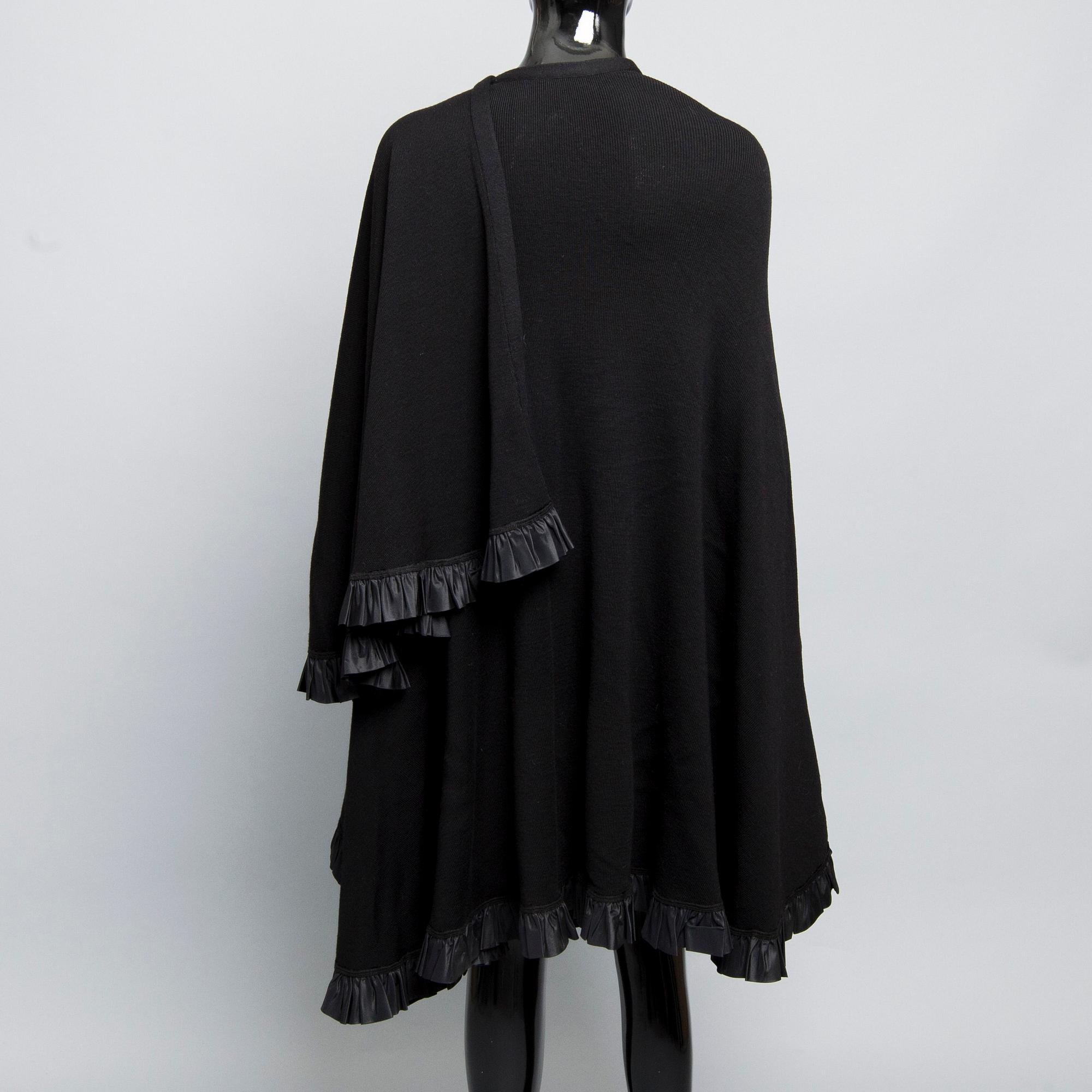 CAPE, Yves Saint Laurent.