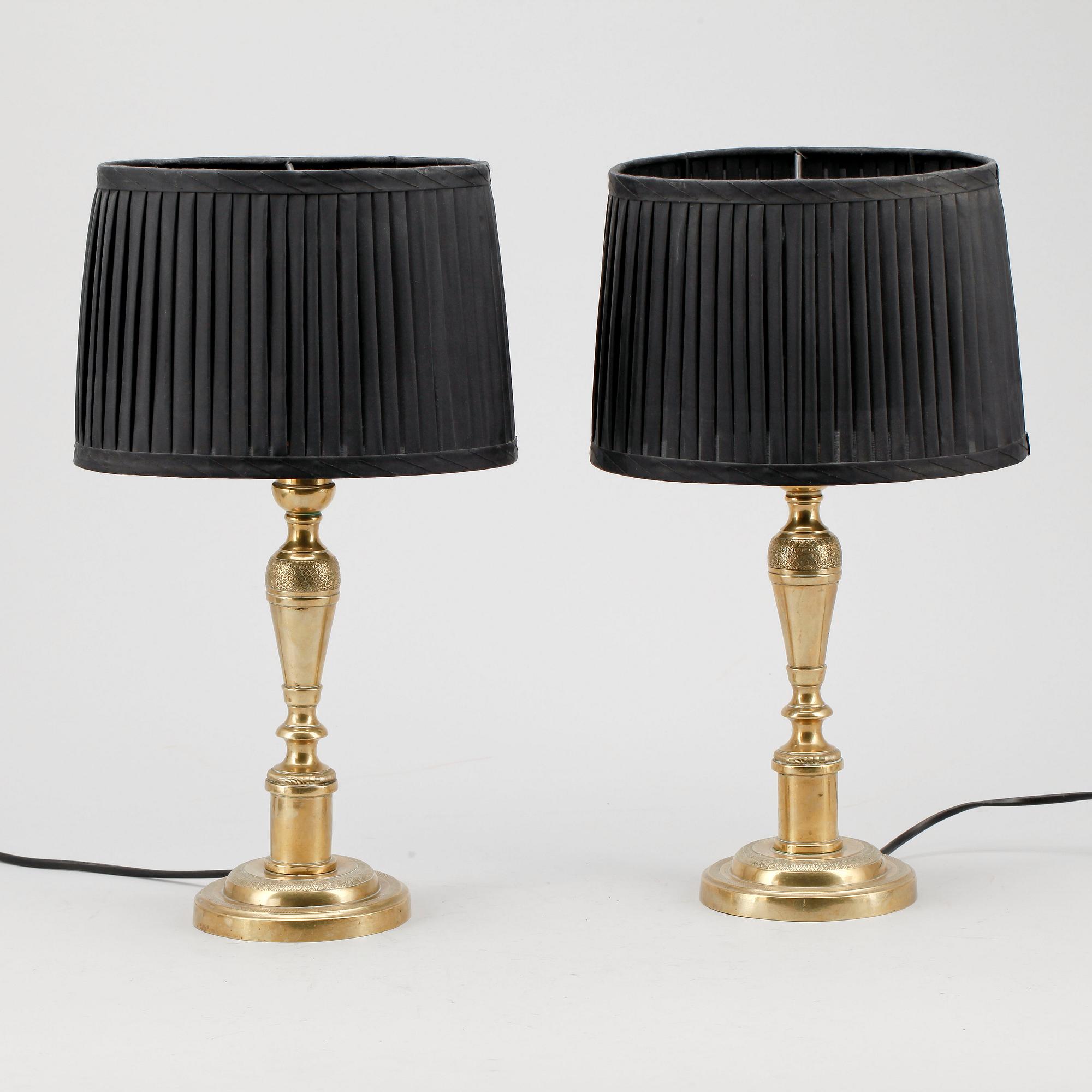 BORDSLAMPOR / LJUSSTAKAR, ett par, senempire, omkring 1800-talets mitt.