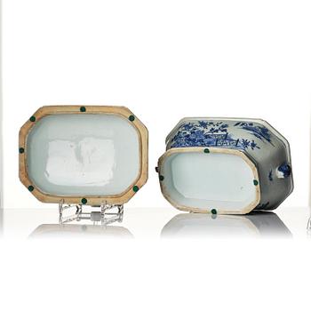 A blue and white tureen with cover, Qing dynasty, Qianlong (1736-95).