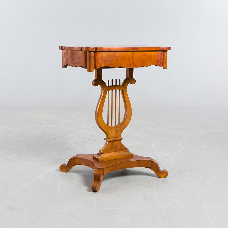 SYBORD samt TABURETTER, ett par, Biedermeier, 1800-tal.