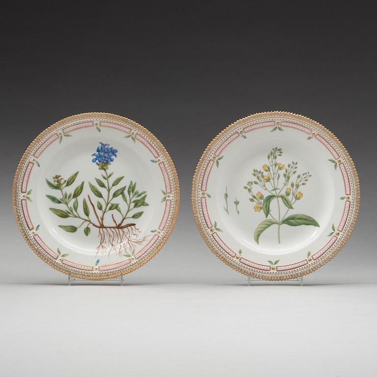 A set of seven Royal Copenhagen 'Flora Danica' dinner plates, 20th Century.