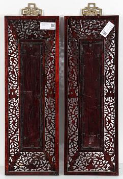 PANELER, 2 stycken, trä och porslin, Kina, 1900-talets andra hälft.