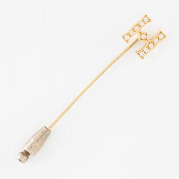 Kravattnål, i form av "H", 18K guld med briljantslipade diamanter.