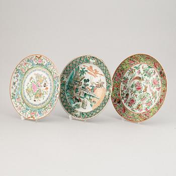 Three famille rose and famille verte plates, Qing dynasty, late 19th century.