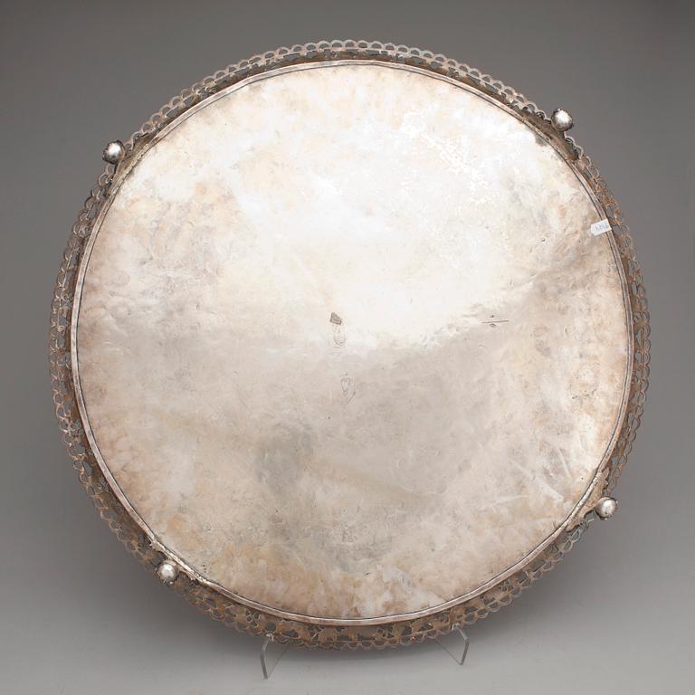 BRICKA, silver, troligen Tyskland, sent 1800-tal. Totalvikt ca 3888 gr.
