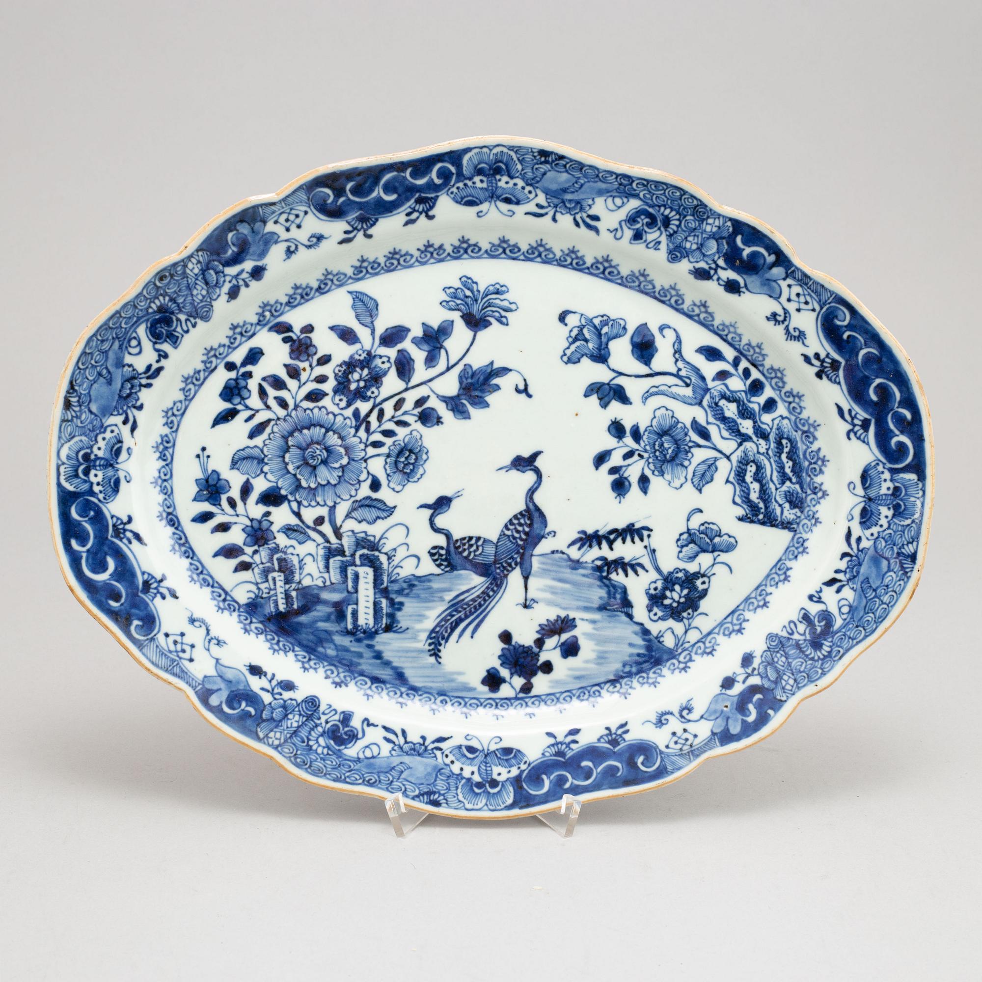 A blue and white serving dish, Qing dynasty, Qianlong (1736-95).