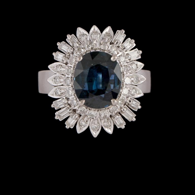 RING, 18K vitguld med ovalslipad syntetisk blå safir samt åttkant och baguettslipade diamanter. Vikt 6,8 g.
